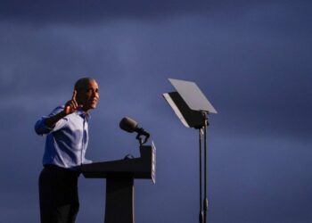 El expresidente Barack Obama habla en el estadio Citizens Bank Park en un acto de campaña en favor del candidato presidencial demócrata Joe Biden el miércoles 21 de octubre del 2020, en Filadelfia.