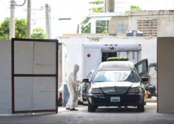 A primera hora de este domingo un carro fúnebre retiraba el cadáver de una persona fallecida por COVID-19. (Foto JUAN MIGUEL PEÑA)