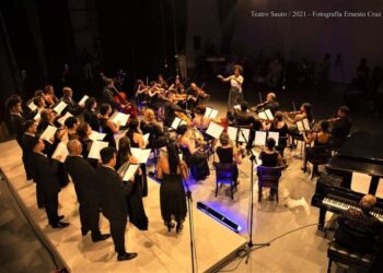 Alba, dirigiendo la orquesta de cámara y el coro durante el concierto de graduación