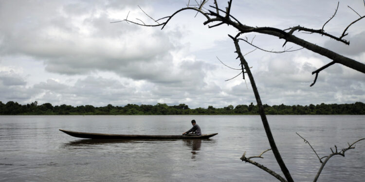 Un hombre indígena warao pesca en el Delta del Orinoco en el estado de Delta Amacuro. 25 de agosto de 2009
Jorge Silva / Reuters