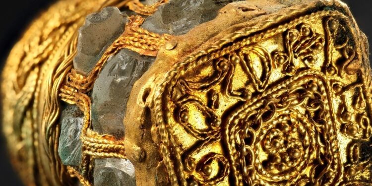 La restauración de un sorprendente tesoro vikingo hallado en Reino Unido revela un "extraordinario" frasco de cuarzo y oro de la época medieval