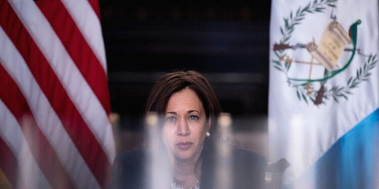 La Vicepresidenta de Estados Unidos, Kamala Harris, habla en una conferencia virtual con el Presidente de Guatemala, Alejandro Giammattei, sobre la crisis migratoria, 26 abril 2021. Crédito: BRENDAN SMIALOWSKI/AFP via Getty Images