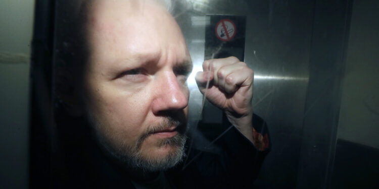 El fundador de WikiLeaks, Julian Assange, en una camioneta de la prisión mientras lo conducen al Tribunal de la Corona de Southwark en Londres (Reino Unido) el 1 de mayo de 2019.