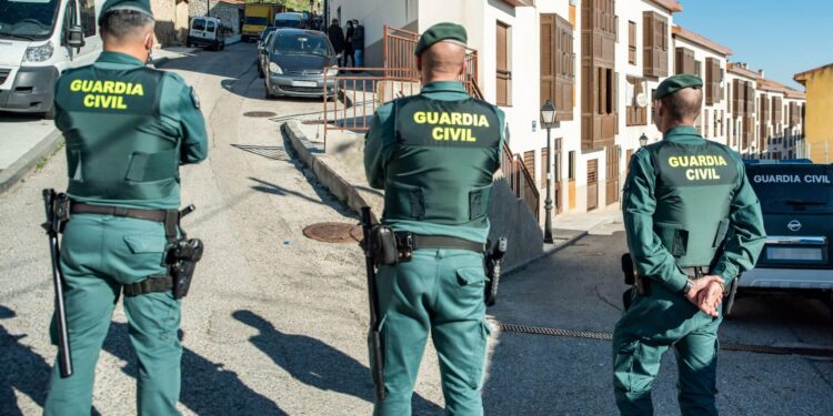 Varias agentes vigilan el desalojo de diez viviendas okupadas, a 14 de octubre de 2021, en Horche, Guadalajara, Castilla-La Mancha, (España). Las viviendas, de la empresa propietaria, Building Center, adscrita a Caixabank, han sido desalojadas a primera hora de la mañana. En el proceso de desalojo, han dejado a los okupas recoger sus enseres antes de llevar a cabo el desalojo. La empresa propietaria tiene previsto inutilizar los pisos para evitar que vuelvan a ser okupados. Desde la Asociación Vecinal Defiende Horche calculan que en el municipio hay en torno a medio centenar de casas okupadas.
14 OCTUBRE 2021;OKUPAS;VIVIENDAS;CASTILLA LA MANCHA;HORCHE
RAFAEL MARTÍN / Europa Press
14/10/2021