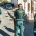 Varias agentes vigilan el desalojo de diez viviendas okupadas, a 14 de octubre de 2021, en Horche, Guadalajara, Castilla-La Mancha, (España). Las viviendas, de la empresa propietaria, Building Center, adscrita a Caixabank, han sido desalojadas a primera hora de la mañana. En el proceso de desalojo, han dejado a los okupas recoger sus enseres antes de llevar a cabo el desalojo. La empresa propietaria tiene previsto inutilizar los pisos para evitar que vuelvan a ser okupados. Desde la Asociación Vecinal Defiende Horche calculan que en el municipio hay en torno a medio centenar de casas okupadas.
14 OCTUBRE 2021;OKUPAS;VIVIENDAS;CASTILLA LA MANCHA;HORCHE
RAFAEL MARTÍN / Europa Press
14/10/2021