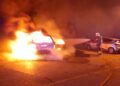 Bomberos apagan los coches incendiados