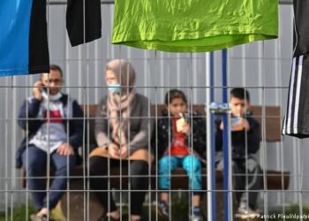 Una familia espera en el Centro de Atención para Refugiados del estado federado de Brandeburgo (ZABH), Alemania