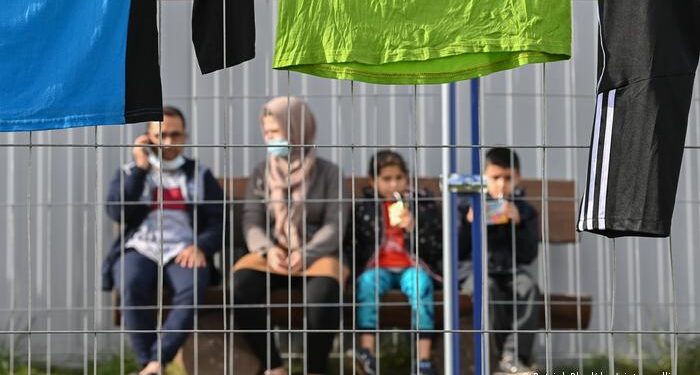 Una familia espera en el Centro de Atención para Refugiados del estado federado de Brandeburgo (ZABH), Alemania
