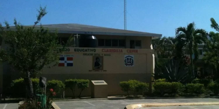 elexpresivo.com/Tiroteo por juramentación de directora obliga a suspensión de docencia en escuela de Santiago